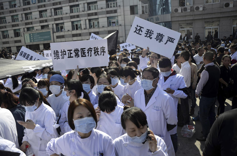 2013年10月，温岭第一人民医院医生在抗议医疗暴力（Jin Yunguo / China Daily）